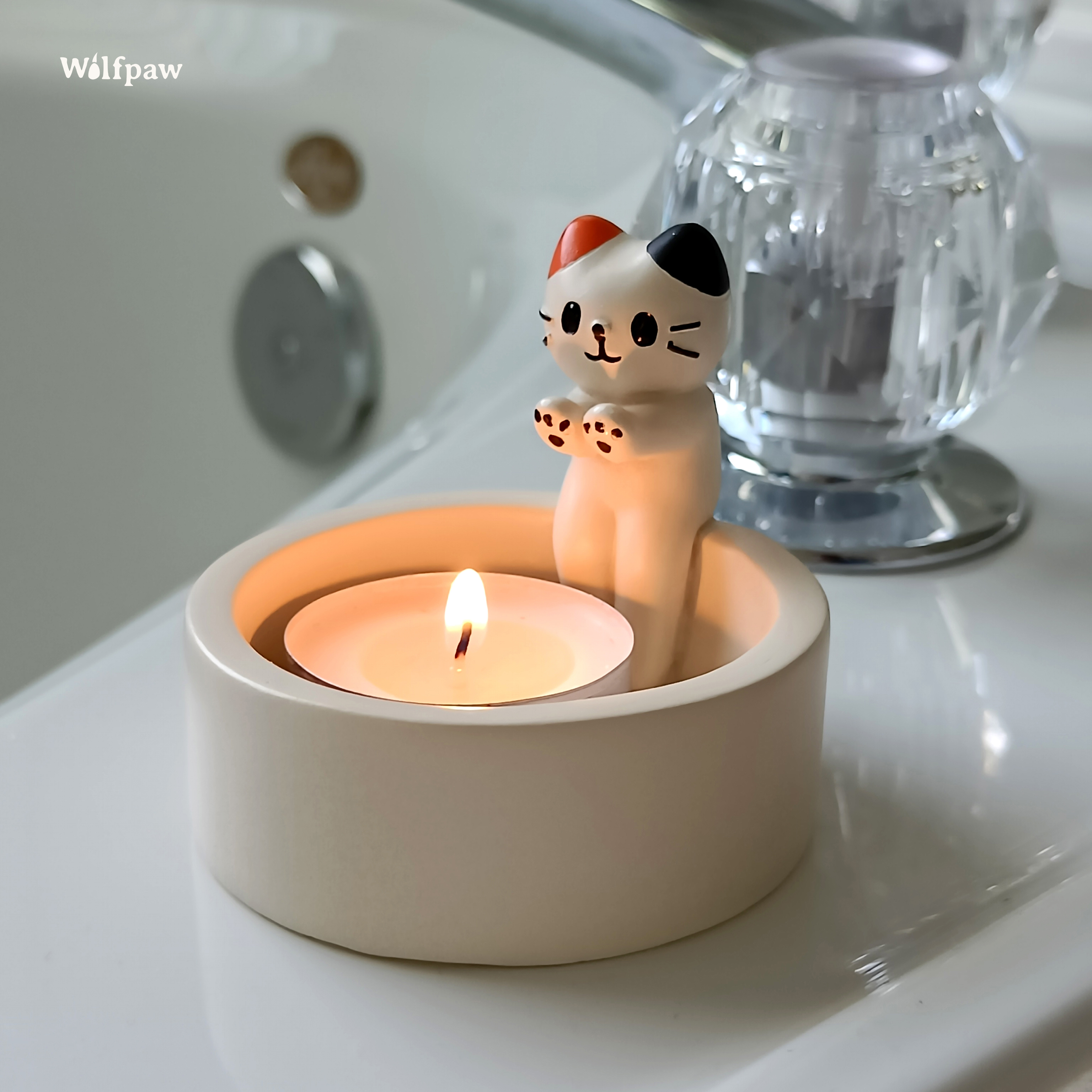 Cat-shaped candle holder with a glossy finish