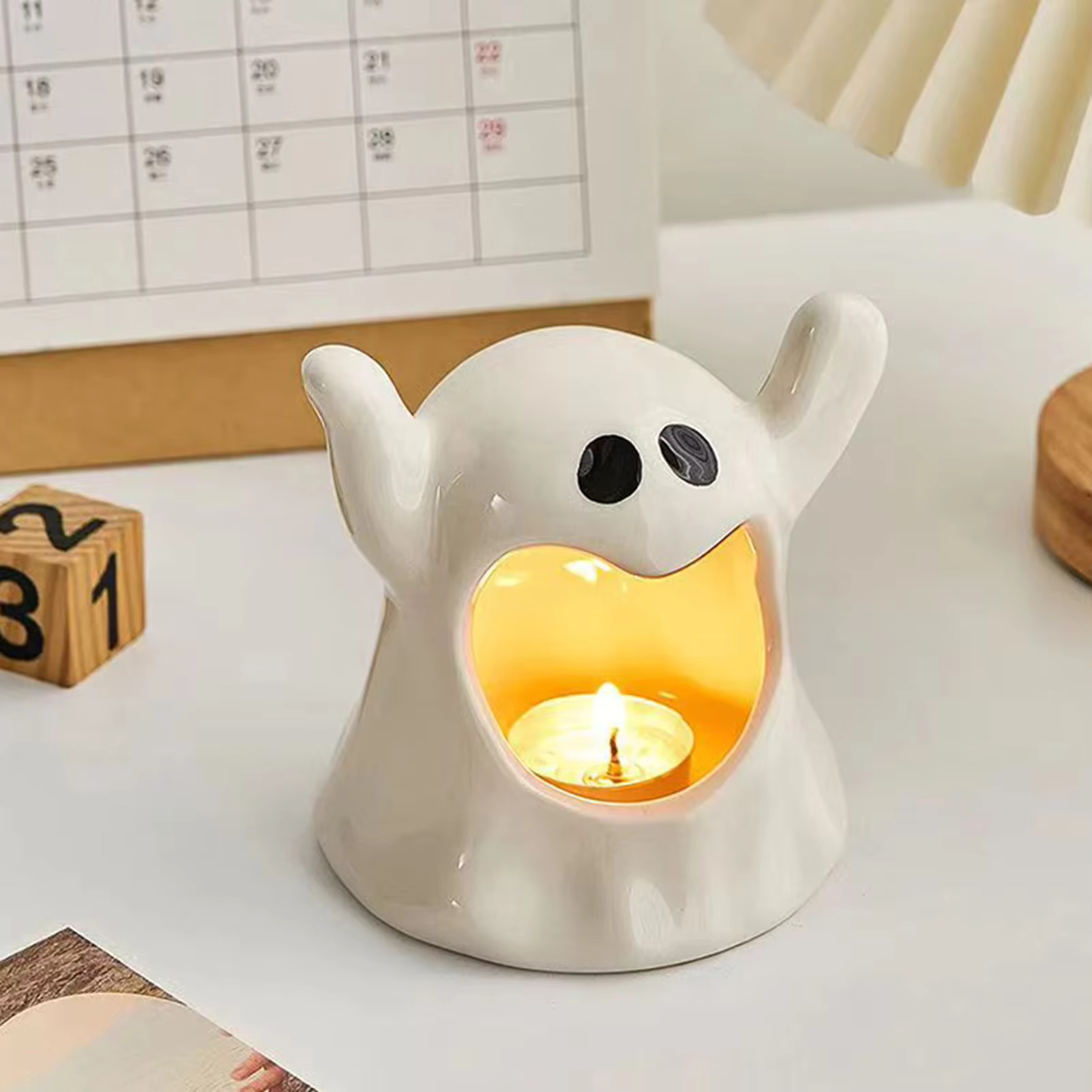 Ghost candle holder with tealight